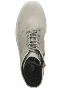 Bottine en daim gris clair avec bout rond, lacets à l'avant, fermeture éclair latérale et semelle en caoutchouc blanche. Texture douce, lignes épurées et design minimaliste.