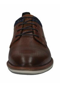 Braune perforierte Lederschuhe mit einem Obermaterial aus marineblauem Textil, ausgestattet mit traditionellen Schnürsenkeln und einer kontrastierenden weißen Gummisohle.