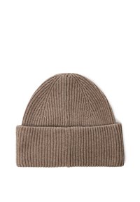 Brązowa, prążkowana czapka beanie z podwiniętym mankietem i pionową teksturą, wykonana z miękkiego, ciepłego materiału, odpowiednia na zimną pogodę.