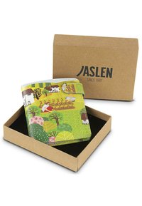 Cartera colorida con un diseño de paisaje verde, que incluye árboles, casas y figuras. Empaquetada en una caja de cartón kraft con interior negro.