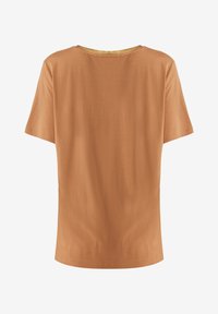 Camisa de manga corta en un cálido color naranja-marrón, hecha de un tejido suave con un escote redondeado y un corte relajado, con un diseño liso en la parte posterior.