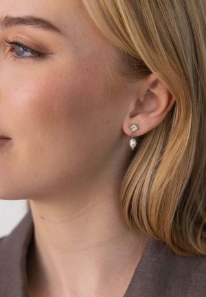 Perlendrop-Ohrringe mit einem quadratischen Kristallakzent. Silberfarbene Beschläge mit glatter Textur und klassischem Design.