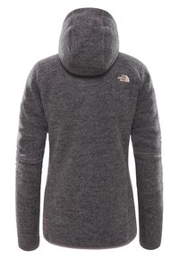 Szara polarowa bluza z kapturem, dopasowanym kapturem, długimi rękawami oraz logo The North Face w jasnoróżowym kolorze na górnej części pleców. Miękka tekstura i prosty design.