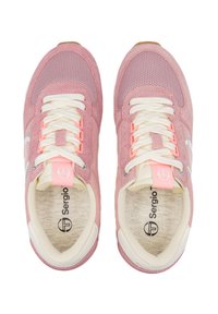Sneaker in camoscio rosa con pannelli in rete, lacci bianchi e dettagli beige. Presenta un logo vicino al tallone e una soletta texturizzata.