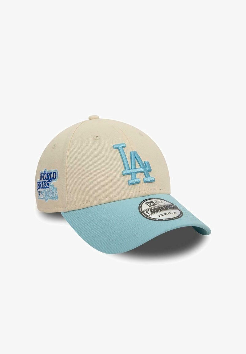 Beige Baseballcap mit einem hellblauen Schirm, der mit gesticktem "LA"-Logo und dem Detail "World Series 1981" an der Seite versehen ist. Mit verstellbarem Strapback.