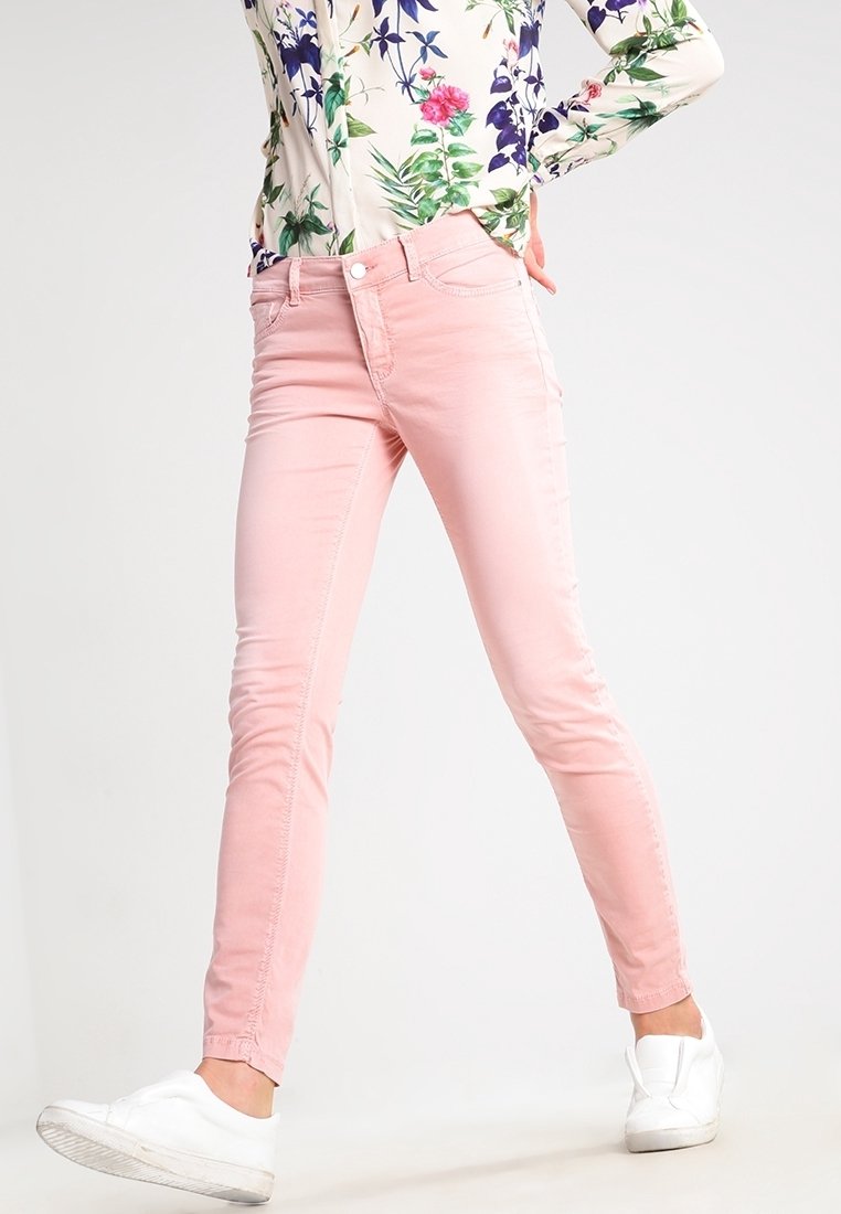 Světle růžové skinny džíny vyrobené z bavlněné směsi s pěti kapsami a pasem s poutky na opasek, v kombinaci s kostkovanou květinovou košilí.