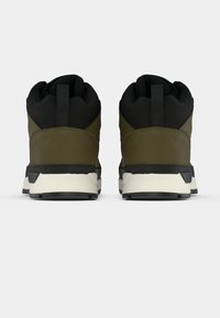 Svarte og olivengrønne høye sneakers med tekstiloverdel, gummisåle og kontrasterende hvit mellomsåle. Har bakre løkke og strukturerte detaljer.