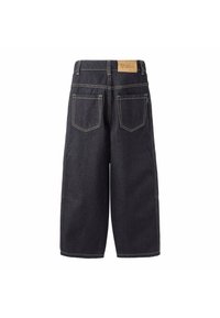 Pantalon en denim bleu foncé à jambes larges avec poches arrière, passants pour ceinture et une étiquette marron sur la ceinture portant l'inscription "Molo".