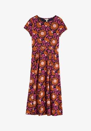 Květinové midi šaty vyrobené z měkké tkaniny, s černým pozadím a oranžovými a růžovými slunečnicemi a abstraktními listy, kulatým výstřihem a krátkými rukávy.
