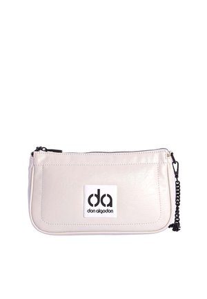 Pequeño estuche rectangular de cuero blanco con cremallera, parche con logo frontal "da don algodon" y cadena negra fijada al lateral.