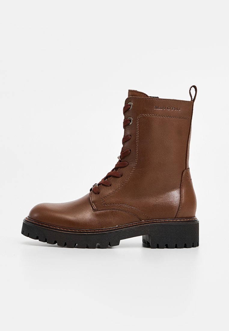 Braune Lederstiefelette mit Schnürung, runder Spitze, robuster schwarzer strukturierten Sohle und einer Zuglasche an der Rückseite für ein einfaches Anziehen.