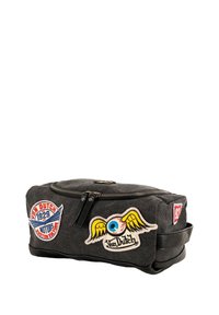 Beauty case in tela nera con chiusura a zip, dettagli in pelle, toppe ricamate e forma rettangolare; presenta vari design colorati.