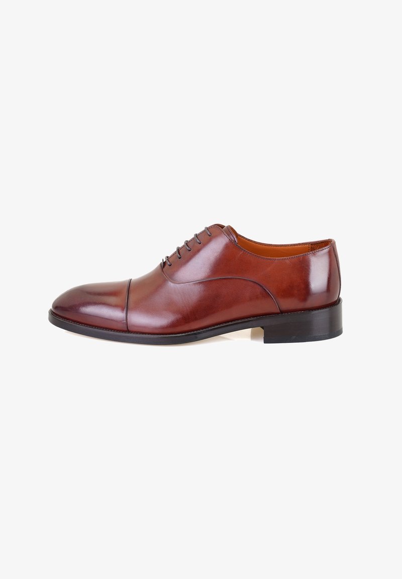 Chaussure habillée en cuir marron avec une finition lisse, bout arrondi et un laçage à six œillets. Semelle plate avec un motif de bande de roulement minimal.