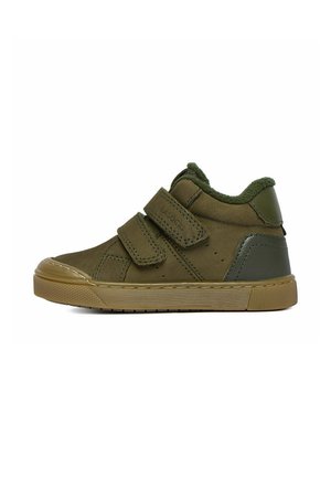 Dziecięcy zielono-oliwkowy but sportowy typu high-top z dwoma paskami na rzepy i beżową gumową podeszwą, pokazany z boku na białym tle.