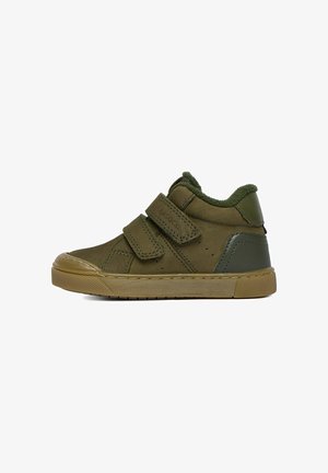 Dziecięcy zielono-oliwkowy but sportowy typu high-top z dwoma paskami na rzepy i beżową gumową podeszwą, pokazany z boku na białym tle.