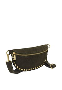 Sac à main en daim vert avec une forme courbée, fermeture éclair dorée et clous ronds dorés le long du bord inférieur. Bandoulière ajustable attachée.