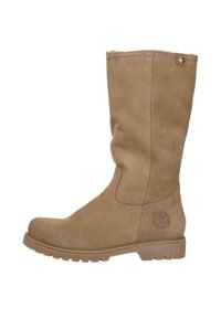 Bota de cuero marrón hasta la rodilla con un acabado texturizado, que presenta una punta redonda, costuras ligeras y un emblema de marca en el lateral.