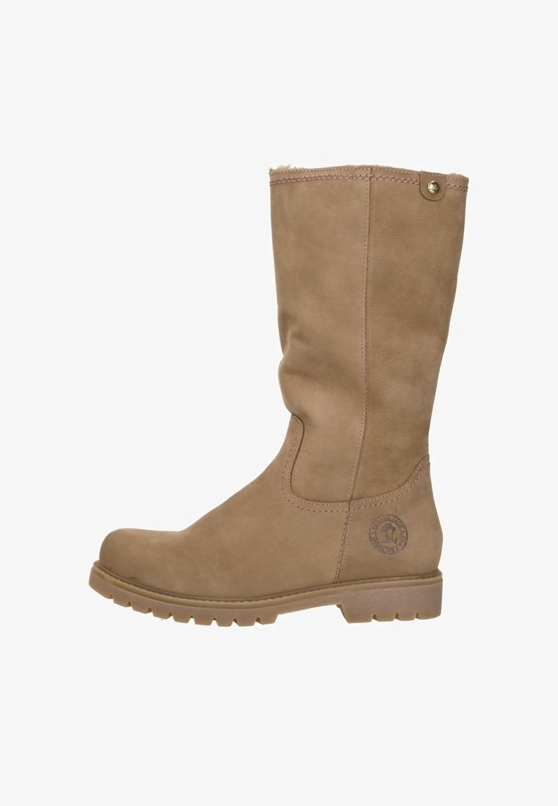 Bota de cuero marrón hasta la rodilla con un acabado texturizado, que presenta una punta redonda, costuras ligeras y un emblema de marca en el lateral.