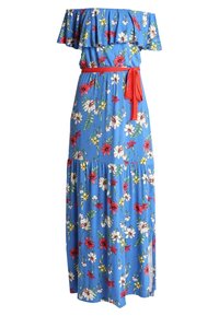 Blaues Maxikleid mit schulterfreiem Schnitt und floralem Druck in Rot, Weiß und Gelb, mit Rüschenausschnitt und rotem Taillengürtel.