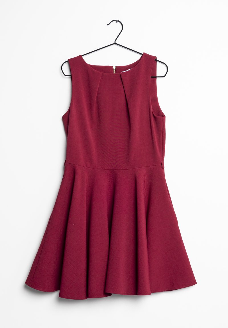 Robe bordeaux sans manches avec une jupe évasée et un col rond suspendue sur un cintre noir sur fond blanc.