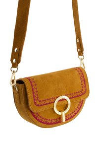 Suede Umhängetasche in Senfgelb mit rosa Stickerei. Verfügt über einen runden Goldverschluss und einen verstellbaren Träger mit Druckknopfverschlüssen.