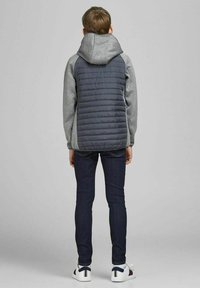 Jack & Jones Junior JJEMULTI QUILTED JACKET - Lengva striukė - grey melange