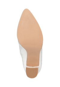 Zapato de tacón alto blanco con punta afilada, parte superior texturizada con relieve, suela beige lisa y agarre de goma en el tacón para mayor estabilidad.