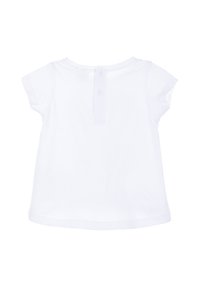 Camiseta blanca de manga corta fabricada en tejido suave. Presenta un cuello redondo y tres pequeños botones en la parte posterior. Diseño simple y limpio.