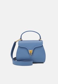 Niebieska skórzana torebka o ustrukturyzowanym kształcie, zapięcie ze złotym okuciem, górna rączka i odpinany pasek na ramię. Detale na fakturowanej powierzchni.