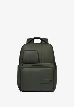 Groene synthetische rugzak met twee ritsvakken, gevoerde banden en een opvallend logo. Gestructureerd ontwerp met een getextureerd oppervlak.