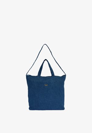 Borsa tote in denim blu scuro con due manici corti e una tracolla lunga. Presenta un piccolo logo dorato sul davanti. Texture liscia.