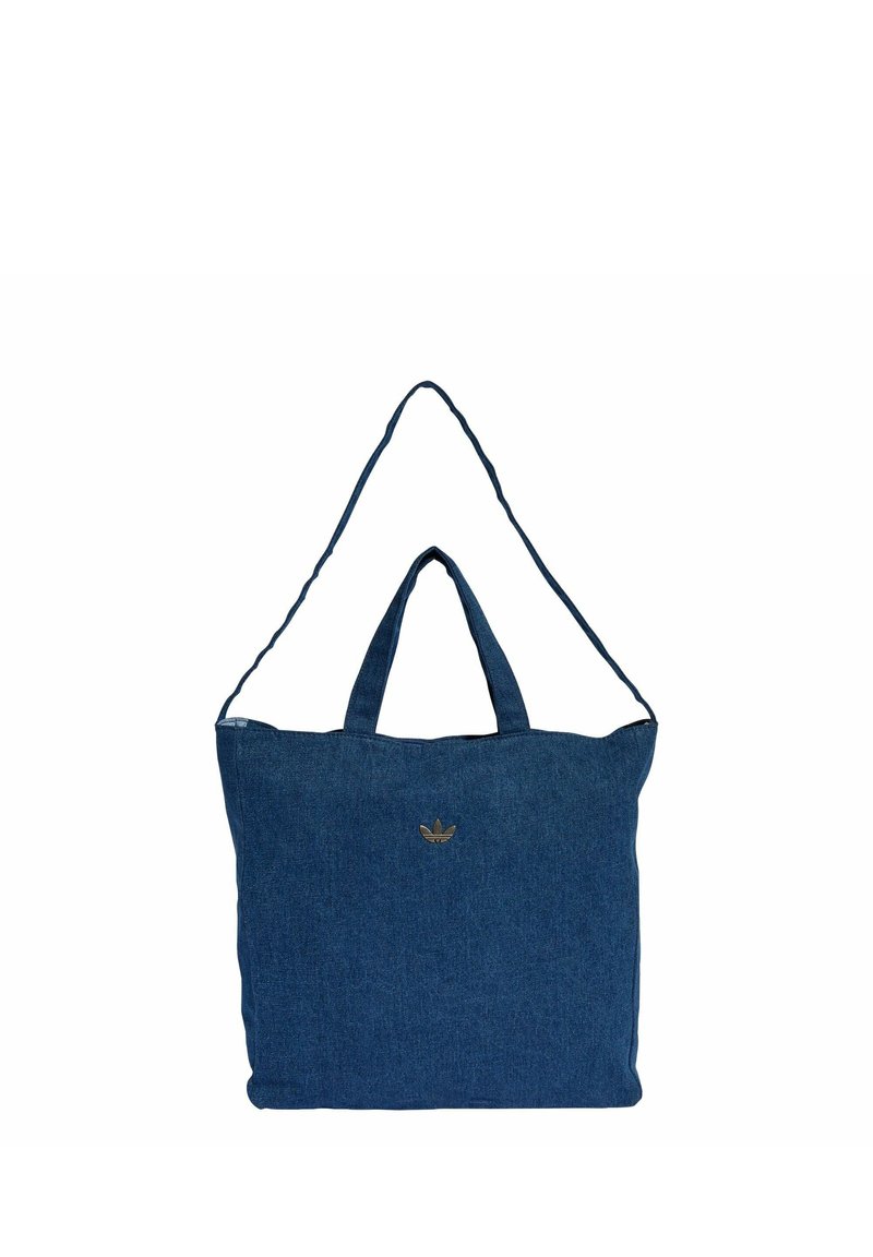 Borsa tote in denim blu scuro con due manici corti e una tracolla lunga. Presenta un piccolo logo dorato sul davanti. Texture liscia.