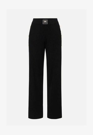 Pantaloni neri a gamba larga con vita alta e patch logo quadrato sulla cintura, con sottili dettagli di bottoni dorati sui lati.