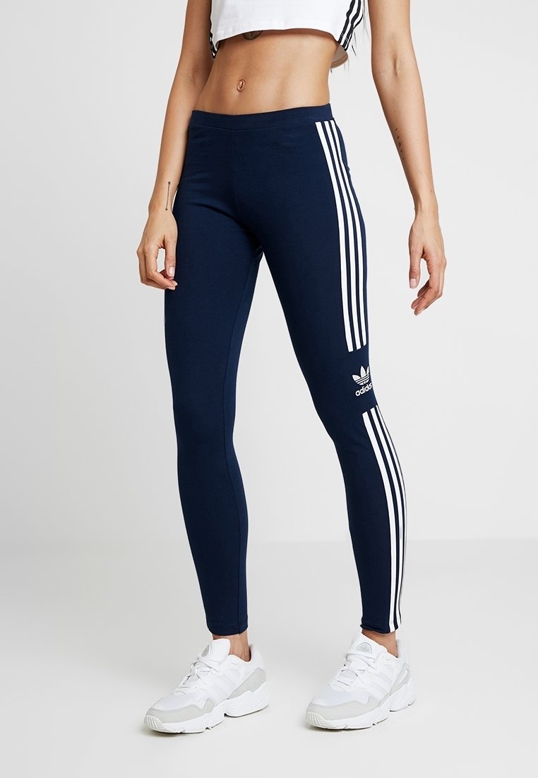 Dunkelblaue Leggings mit einem weißen Dreistreifen-Design an den Seiten und einem Adidas-Logo an der Wade; dehnbare Stoffqualität, figurbetonter Stil.