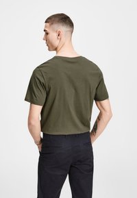 Jack & Jones JJECORP LOGO CREW NECK  - Camiseta estampada -  olive night