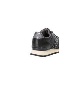 Sneaker nera con tomaia in pelle testurizzata e mesh, dotata di un'intersuola bianca a contrasto e un dettaglio del logo ben evidente sul tallone.