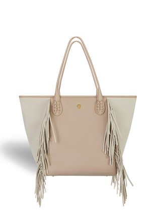 Sac en toile avec cuir beige et crème, ornements à franges longues, anses tressées et un logo doré sur le devant. Texture lisse.