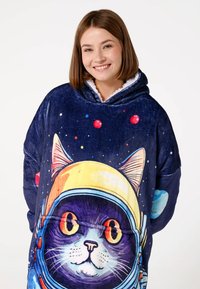Jūras spēku zila flīsa pārāk liela kapuce, kurā attēlots kaķis dzeltenā astronauta ķiverē ar kosmosa tematiskiem akcentiem un mīkstu baltu oderi.
