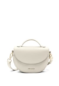 Hellgraue Ledertasche mit runder Form, goldenen Beschlägen, glatter Textur und einem Griff oben; verfügt über einen Klappenverschluss und einen verstellbaren Riemen.