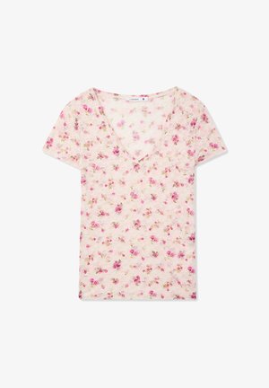 Kwiatowy t-shirt z dekoltem w kształcie litery V w jasnoróżowym kolorze, wykonany z lekkiego materiału z małymi różowymi różami i zielonymi akcentami, krótkie rękawy i delikatna faktura.