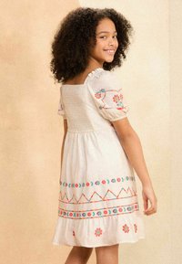 Love & Roses CONTRAST EMBROIDERY SMOCK  REGULAR FIT - Denné šaty - white