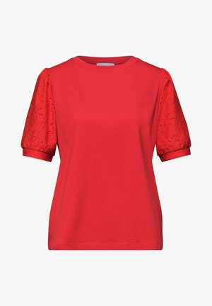 Czerwona bluzka z krótkim rękawem, okrągłym dekoltem i bufkami z haftem angielskim, zakończonymi mankietami.