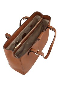 Bruine leren totebag met een gladde textuur, bovenste ritssluiting en binnencompartimenten. Voorzien van twee stevige handvatten.