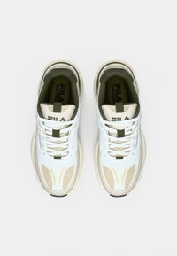 Λευκά και μπεζ αθλητικά παπούτσια με επάνω μέρος από δίχτυ, επενδεδυμένο γιακά και λαστιχένια σόλα. Διαθέτουν τη σήμανση Fila και διακοσμητικά στοιχεία σε κίτρινο χρώμα.