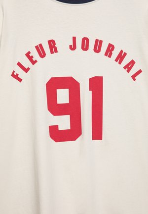 Bela tkanina z rdečim napisom "FLEUR JOURNAL", ki je lokasto postavljen nad veliko številko "91" v krepki rdeči pisavi.