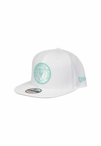 Weißer Baseballcap mit einem mintgrünen, gestickten Emblem, das "MIAMI" und Logodetails zeigt. Strukturierter Entwurf mit flachem Schirm und verstellbarem Snapback.