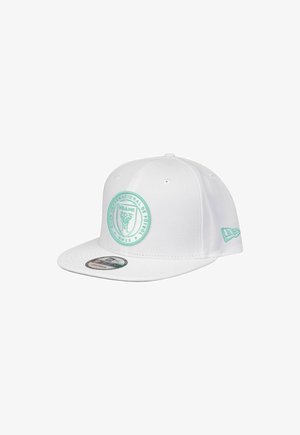 Weißer Baseballcap mit einem mintgrünen, gestickten Emblem, das "MIAMI" und Logodetails zeigt. Strukturierter Entwurf mit flachem Schirm und verstellbarem Snapback.