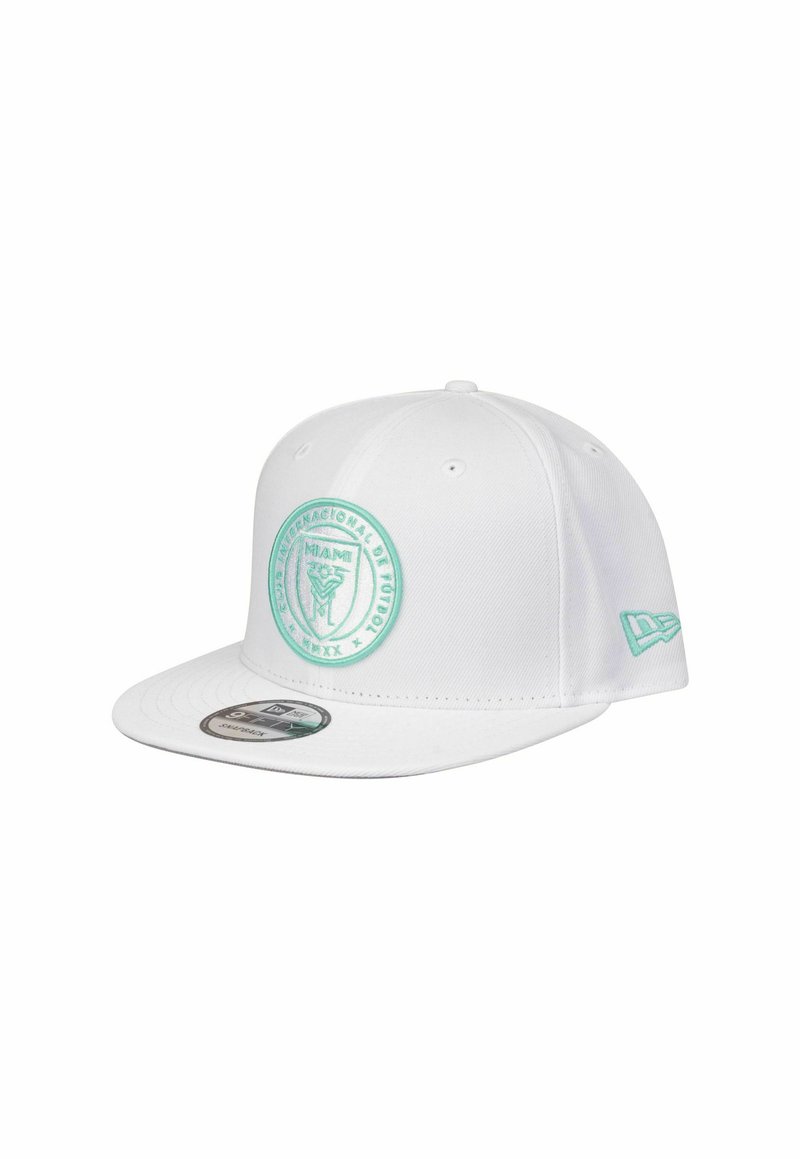 Weißer Baseballcap mit einem mintgrünen, gestickten Emblem, das "MIAMI" und Logodetails zeigt. Strukturierter Entwurf mit flachem Schirm und verstellbarem Snapback.
