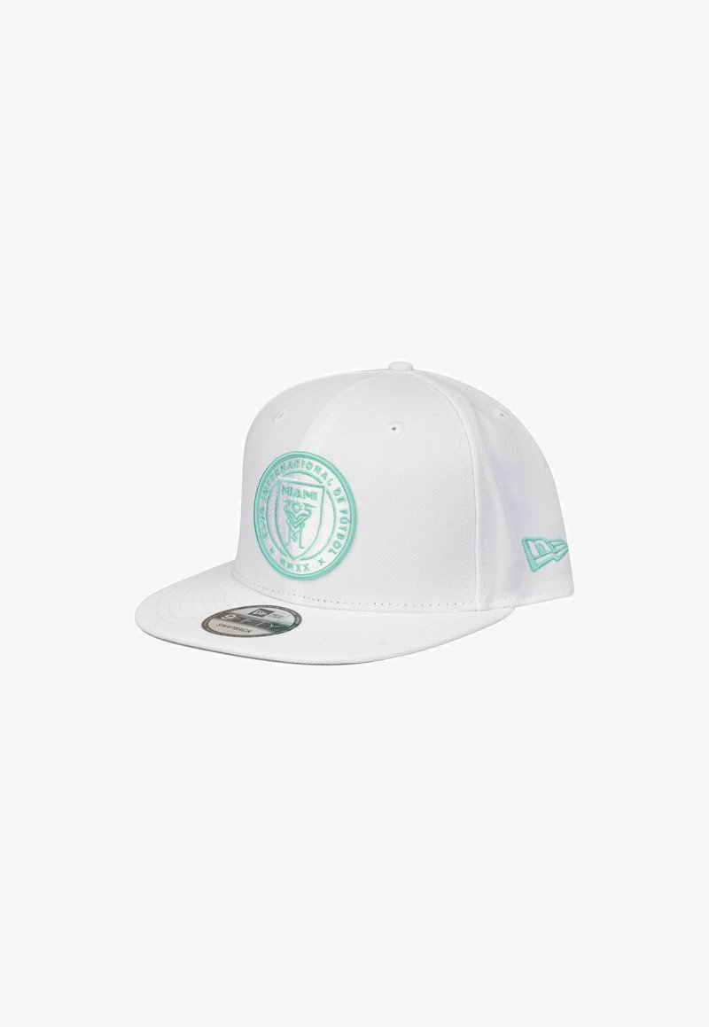 Weißer Baseballcap mit einem mintgrünen, gestickten Emblem, das "MIAMI" und Logodetails zeigt. Strukturierter Entwurf mit flachem Schirm und verstellbarem Snapback.