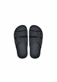 Sandales noires à enfiler en caoutchouc, dotées de deux boucles réglables, d'une semelle large et d'une surface texturée pour une meilleure adhérence.